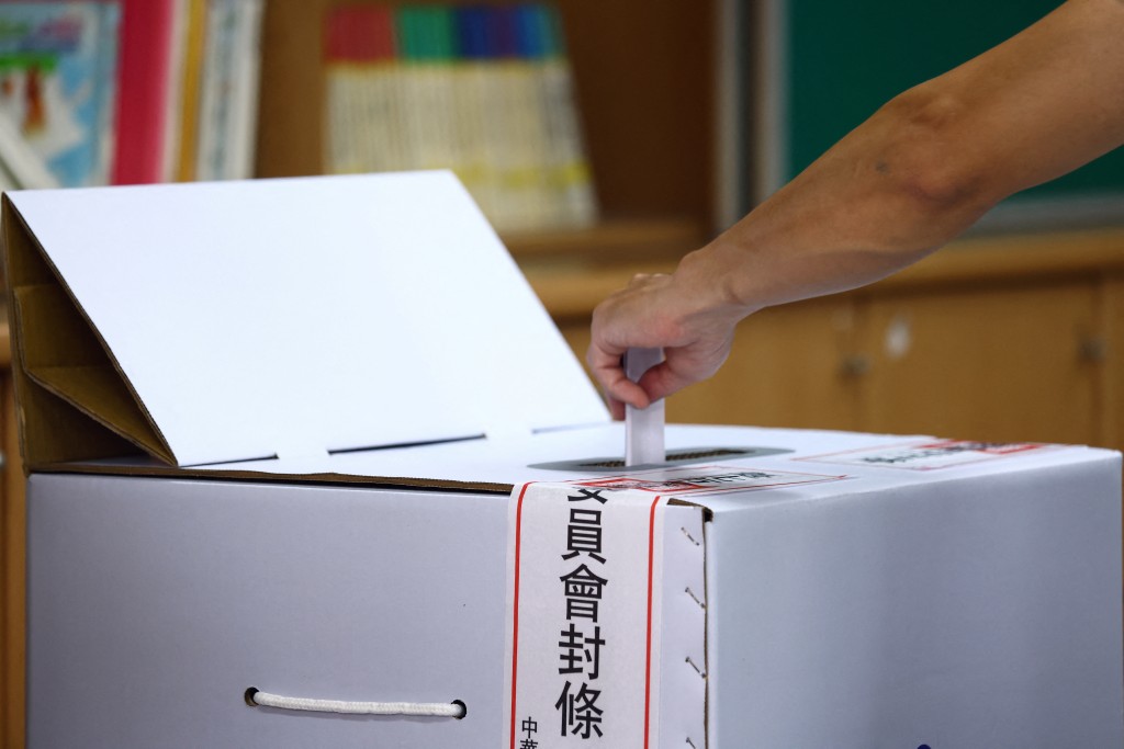 台灣民眾參加大罷免投票。路透社