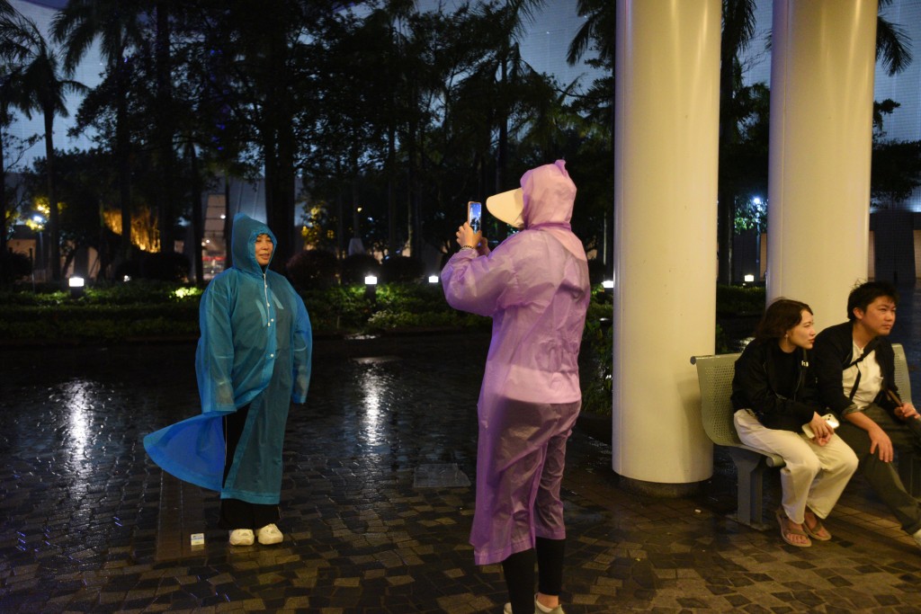 有市民身穿雨衣到場拍照追風。