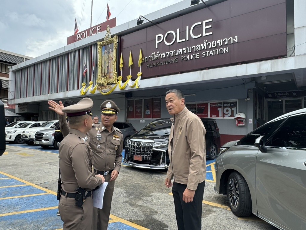 泰国总理赛塔亲到警局了解案情。Ｘ