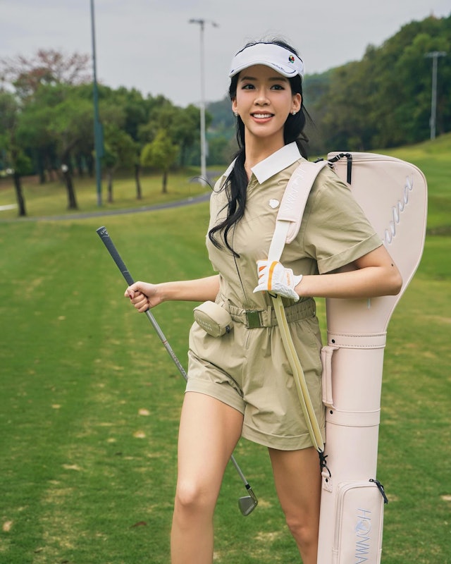 最近，梁嘉莹在IG上晒出與家姐梁嘉慧打Golf的寫真照。