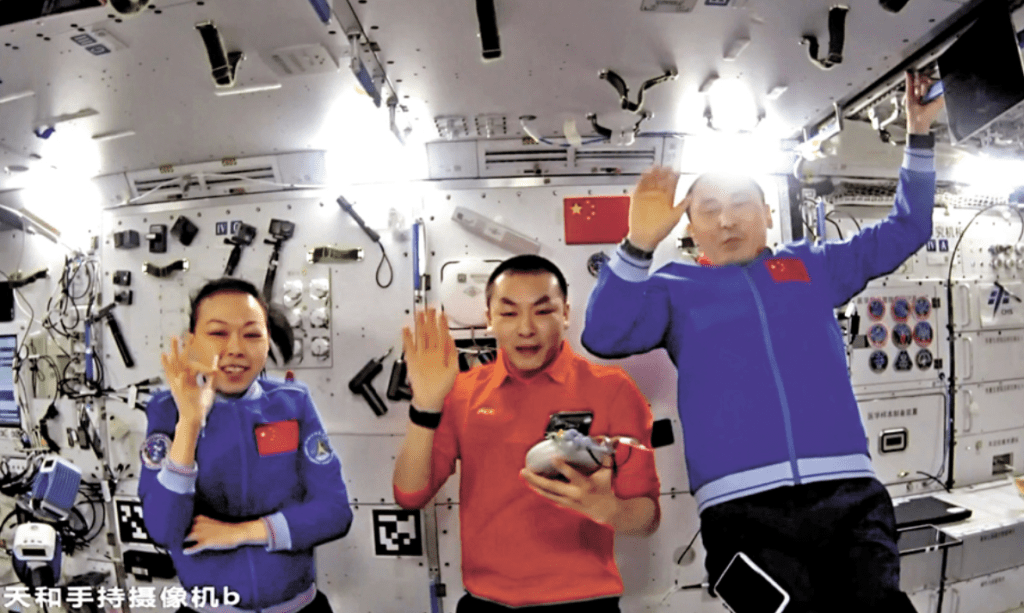 黎家盈等人完成水稻再繁育工作,採集樣品將帶返地球。中國載人航天工程 黎家盈等人完成水稻再繁育工作,採集樣品將帶返地球。中國載人航天工程