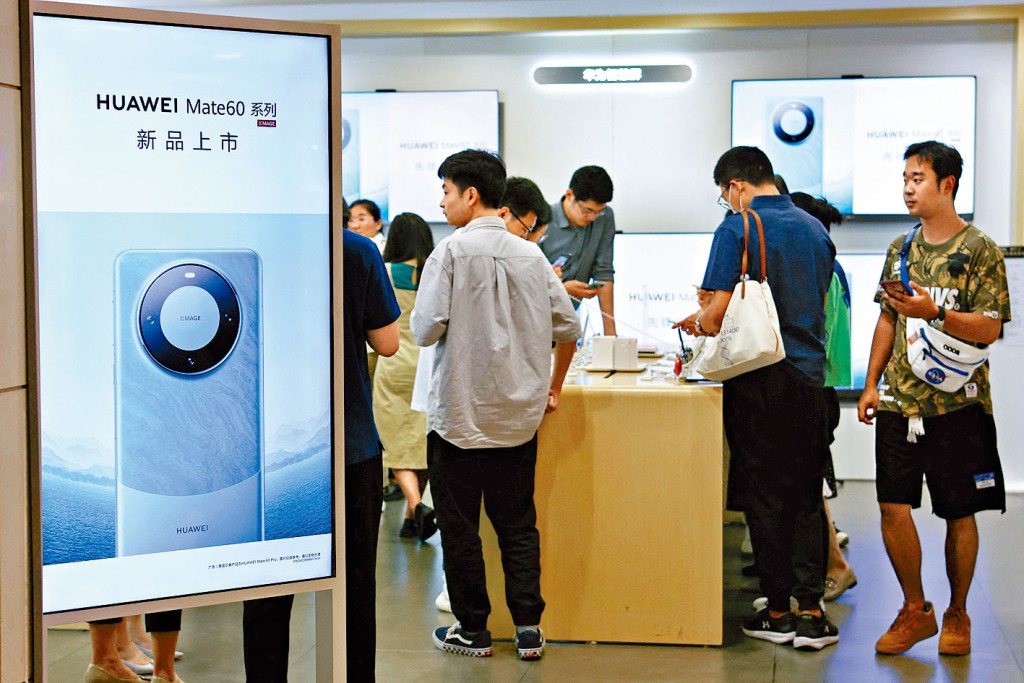 北京市民在华为店内试用全新Mate 60手机。