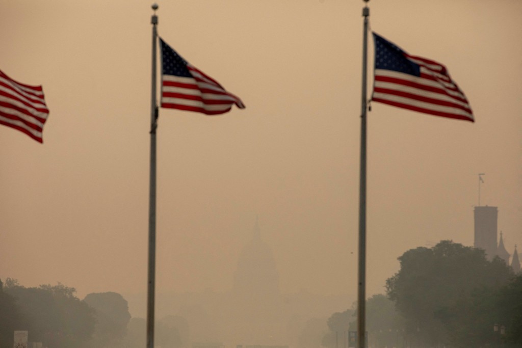 從華盛頓紀念碑看到美國國會大廈籠罩在加拿大山火造成的陰霾和煙霧中。路透社