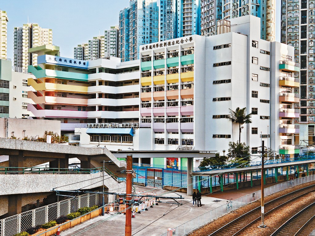 世界龍岡學校劉德容紀念小學正申請與他校合併，有該校家長憂慮併校後，未必延續該校擅長支援特教生的特色。