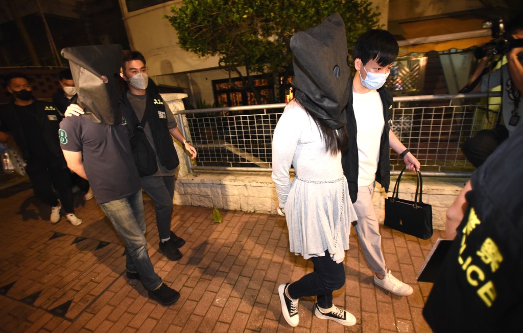警方拘捕涉案男女。黃文威攝