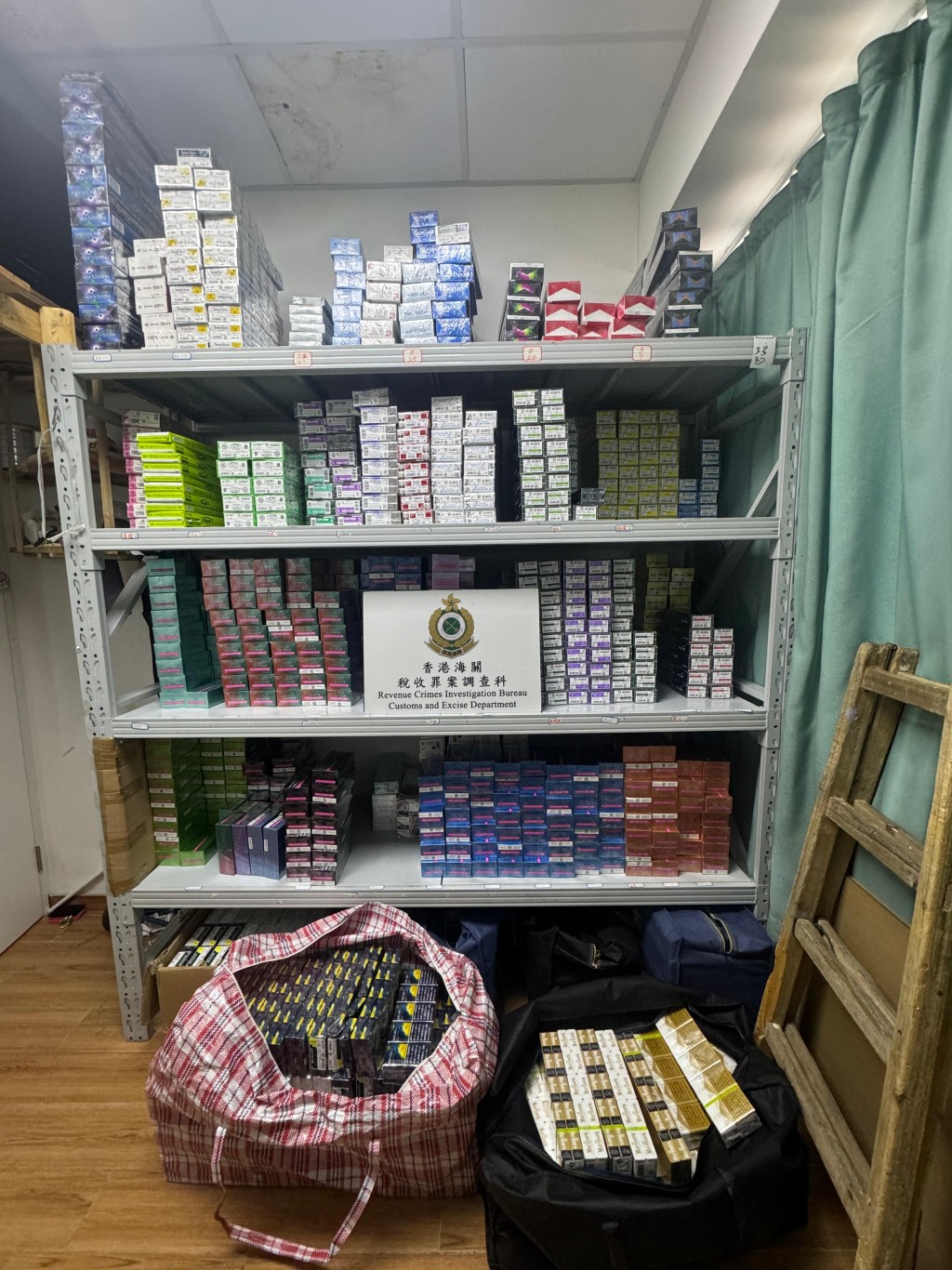 海關在酒店房間及工廈劏房單位內檢獲大量私煙及另類吸煙產品。