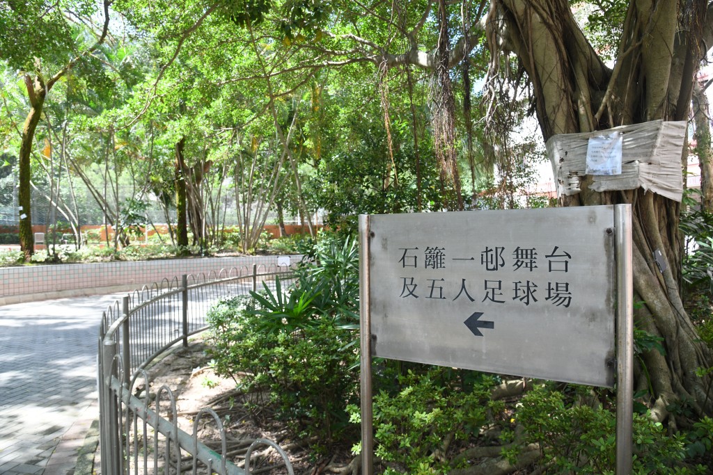 居民長期反映邨內巴士站附近及花槽比較多蚊。 居民長期反映邨內巴士站附近及花槽比較多蚊。