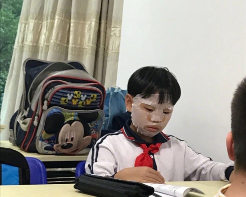 這位小男生敷著面膜都有認真地上課。（網上圖片）