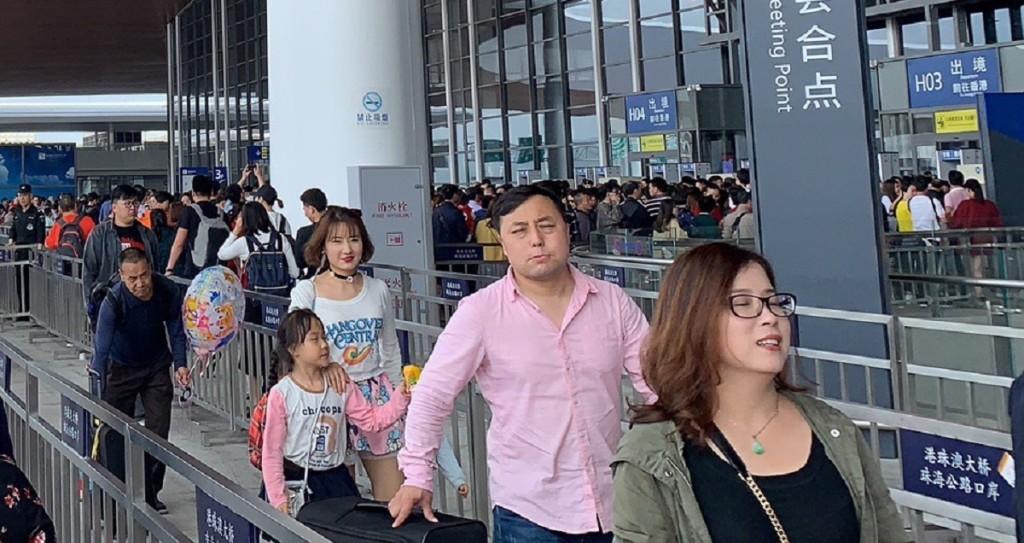 珠海口岸有過百旅客排隊等候入大樓。網上圖片