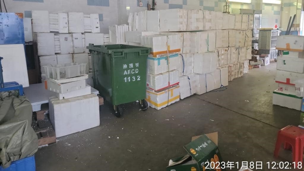西區副食品批發市場已集齊發泡膠箱,準備交給發泡膠商運回內地循環再用。環境局fb