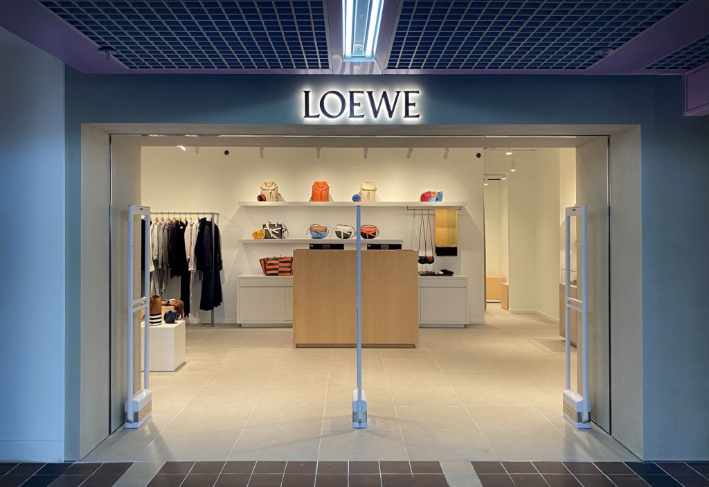 场内拥有逾150家店铺，包括深得OL欢心的Loewe，可以找到Gate、Puzzle及Hammock等大热袋款。