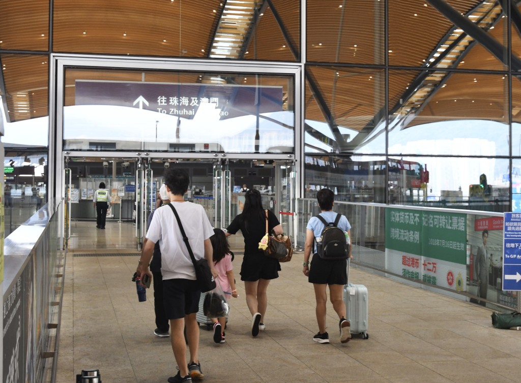 港珠澳大橋香港口岸「無感e-道」服務正式啟用。