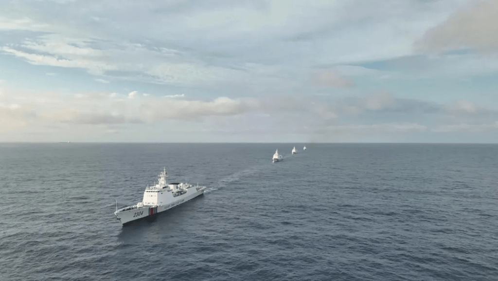 大陆海警2304舰艇编队位台岛以东海域开展综合执法演练。 新华社