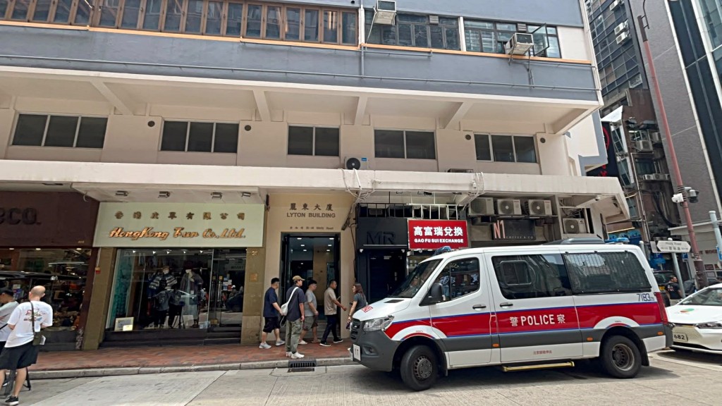 警方到場調查。楊偉亨攝 警方到場調查。楊偉亨攝