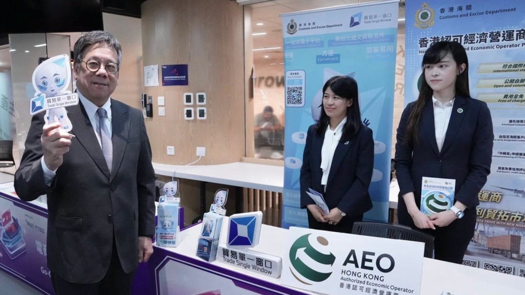 香港海關出席「電商新視野博覽會」 推廣便利商貿 丘應樺到訪參觀