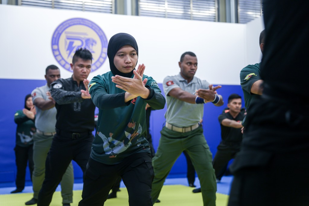 不同國籍學員，一招一式地學習「太極安全防禦技巧」。