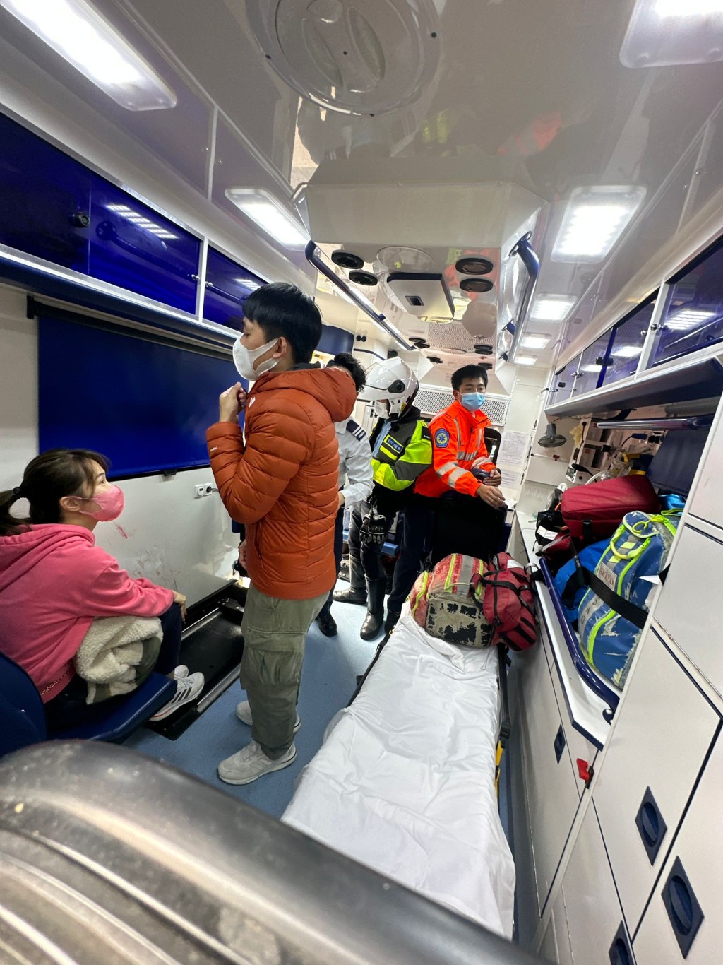 其中一部私家车的女乘客（图左）轻伤送院。梁国峰摄