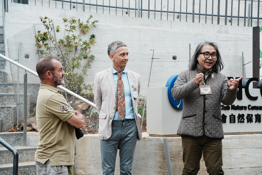 大樓建築師黃德明（右）