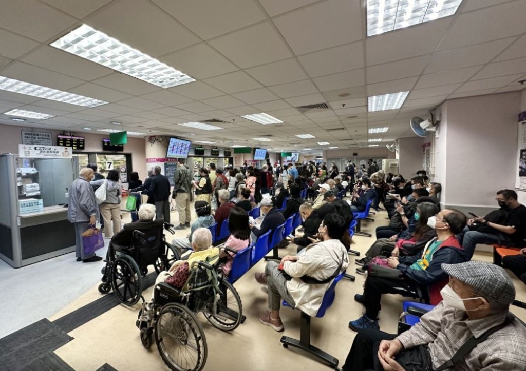 有网民于社交平台发文，质疑「已移民长者」不应回港享用医疗福利。 （资料图片）