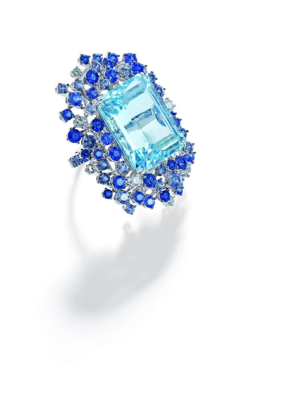 主石为单颗巨型海蓝宝石的指环。（Damiani）