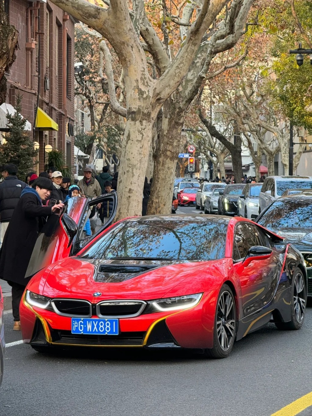 上海武康路近日出現江浙滬豪車團，惹人注目。