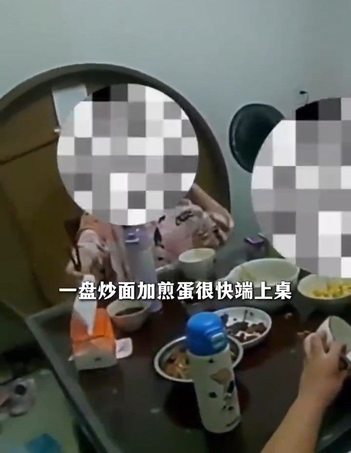 3個未成年兒童被獨留家中。錢江視頻 3個未成年兒童被獨留家中。錢江視頻
