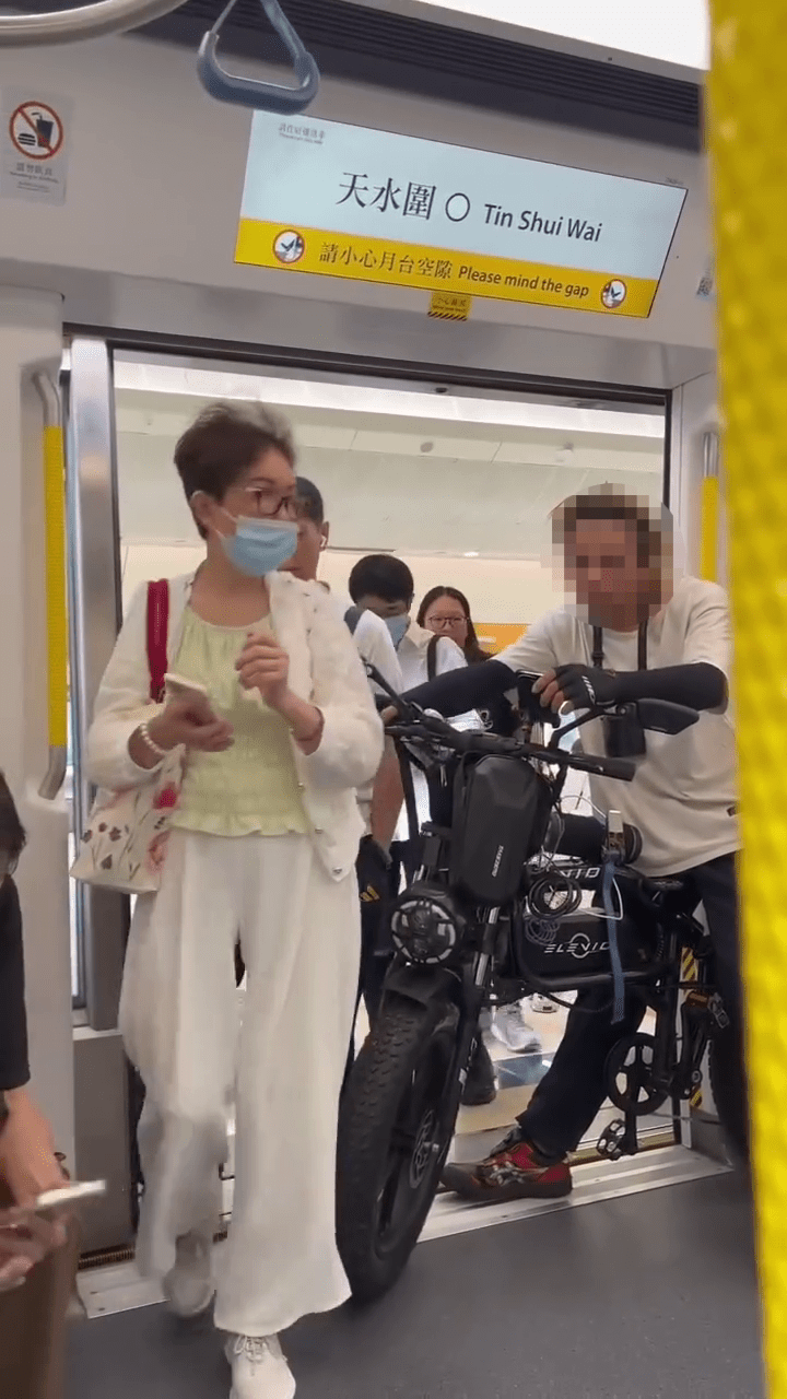 乘客唯有從空隙擠過。網上片段 乘客唯有從空隙擠過。網上片段