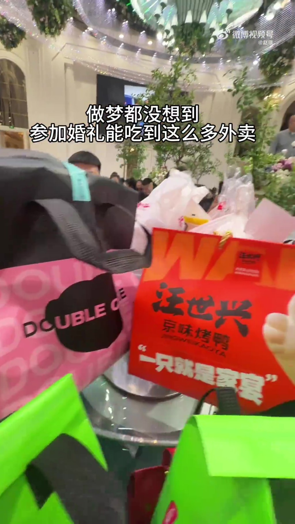 黑龙江新娘开3桌“外卖席”招待好友,点炸鸡奶茶麻辣烫惹热议。 微博 黑龙江新娘开3桌“外卖席”招待好友,点炸鸡奶茶麻辣烫惹热议。 微博