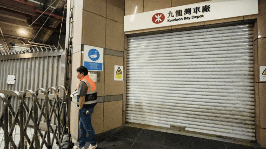 港鐵九龍灣車廠周五凌晨發生火警。蔡楚輝攝