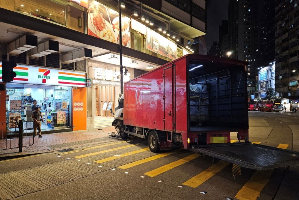 肇事貨車當日溜前直撞燈柱，造成乘客腳部受傷。FB馬路的事