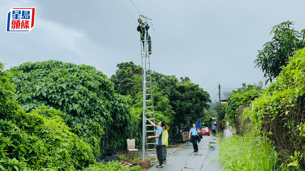 維修人員登上電線杆進行緊急維修。蔡楚輝攝