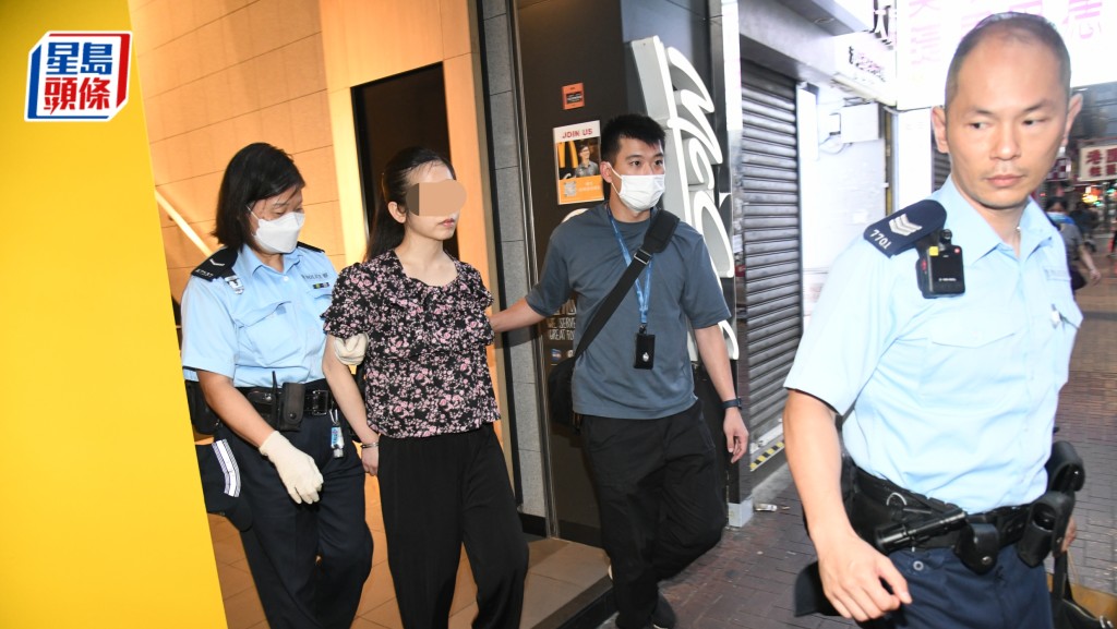 警方到場拘捕一名女職員。