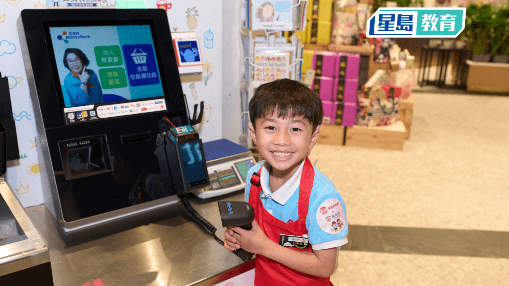 K3生楊狄熹坦言，以往逛超市只需要負責買東西，當上小店員卻要忙個不停。受訪者提供