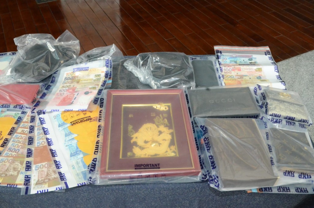警方檢獲一批名牌手袋及現金等。
