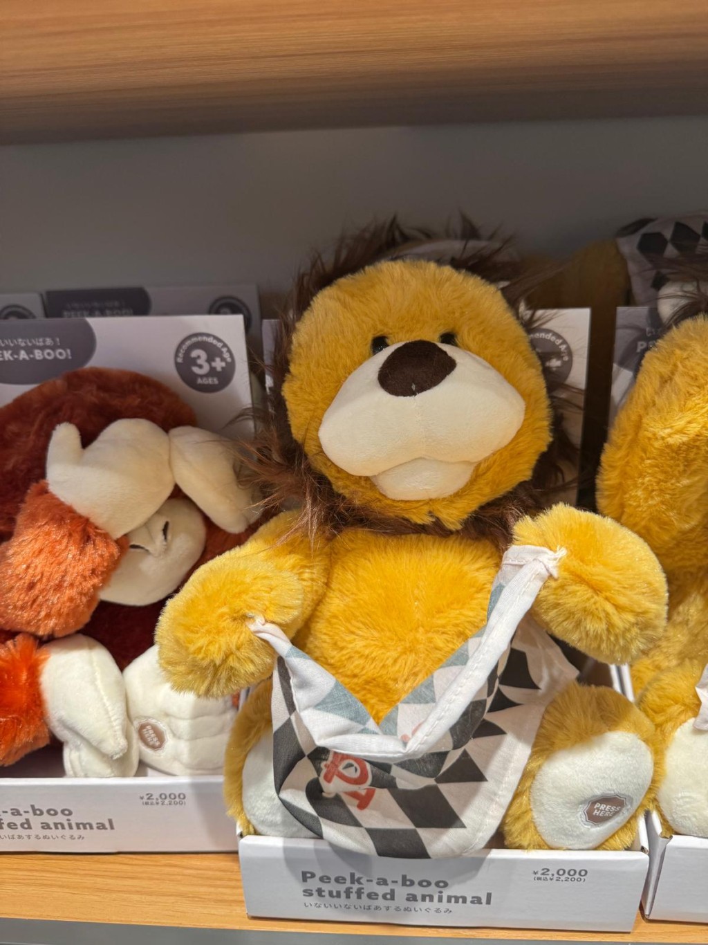 特別推介「躲貓貓毛公仔」，按下按鈕後會以英語發出「Peekaboo」聲音，就如跟小朋友玩躲貓貓，讓孩子在互動中學習與玩樂。（圖片來源：《親子王》）