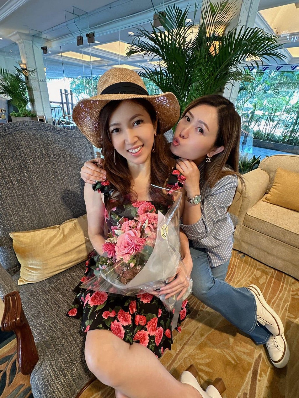 廖家儀曾參加美國主辦Miss Universe台灣區環球中華小姐選美活動獲得第一名，代表大中華地區參加世界決賽。從此進入演藝圈，活躍於電視劇、廣告及主持工作。