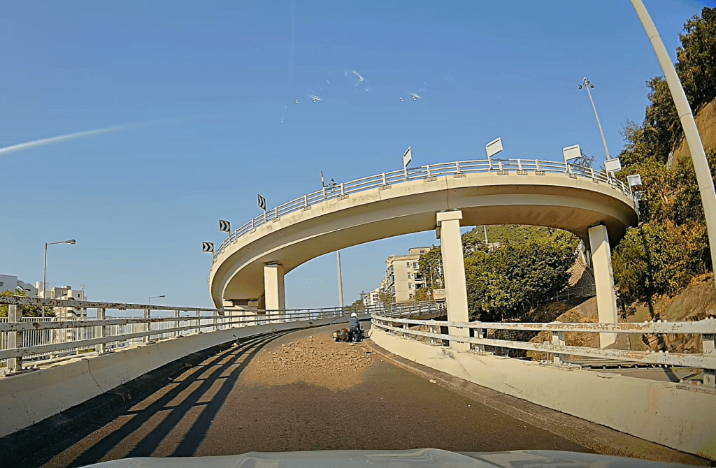 電單車未及閃避倒地。fb：車cam L（香港群組）