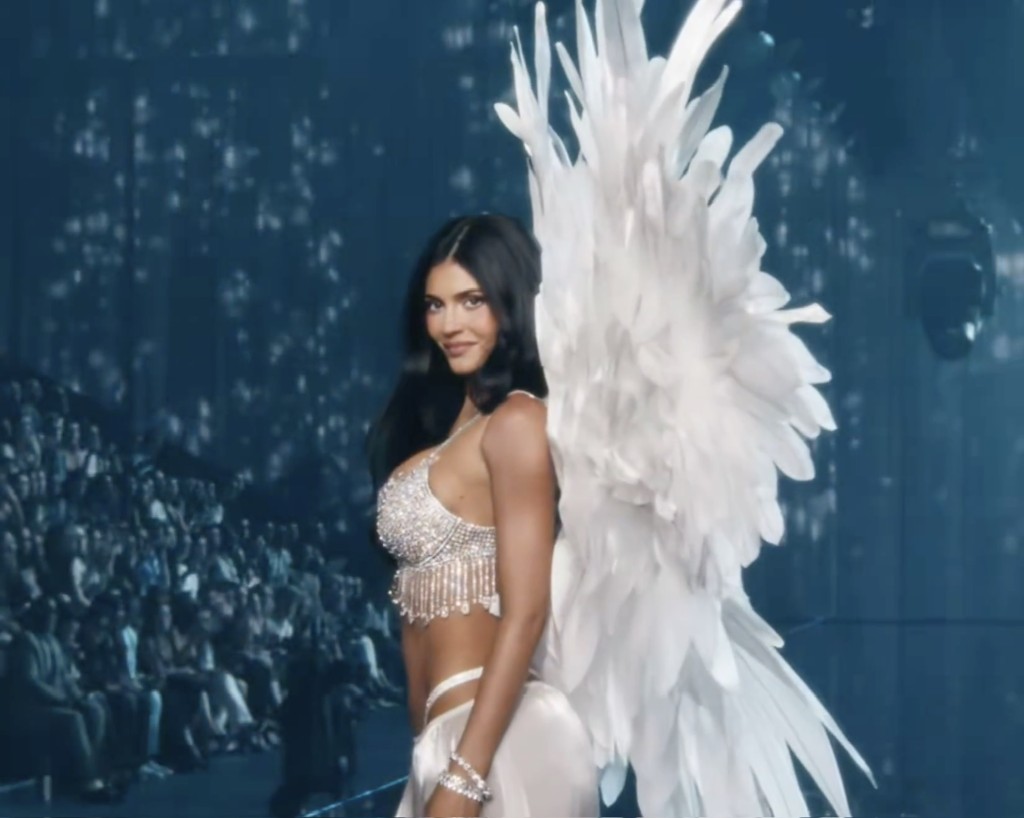 Kylie Jenner首為內衣騷行天橋,更穿上全場日最貴、價值約3.92億港元的「夢幻胸圍」登場。 Kylie Jenner首為內衣騷行天橋,更穿上全場日最貴、價值約3.92億港元的「夢幻胸圍」登場。
