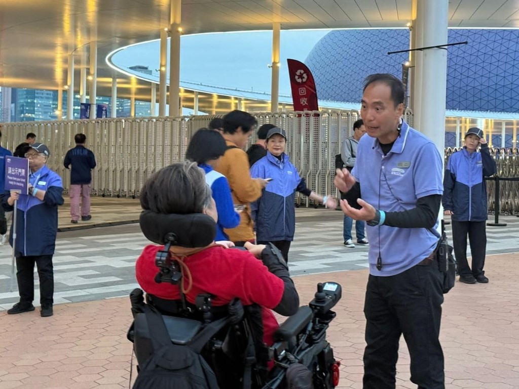 為確保每位訪客能夠便捷無憂地參與盛事，使用輪椅、拐杖或助行架等輔助工具人士可使用指定快速通道入場。