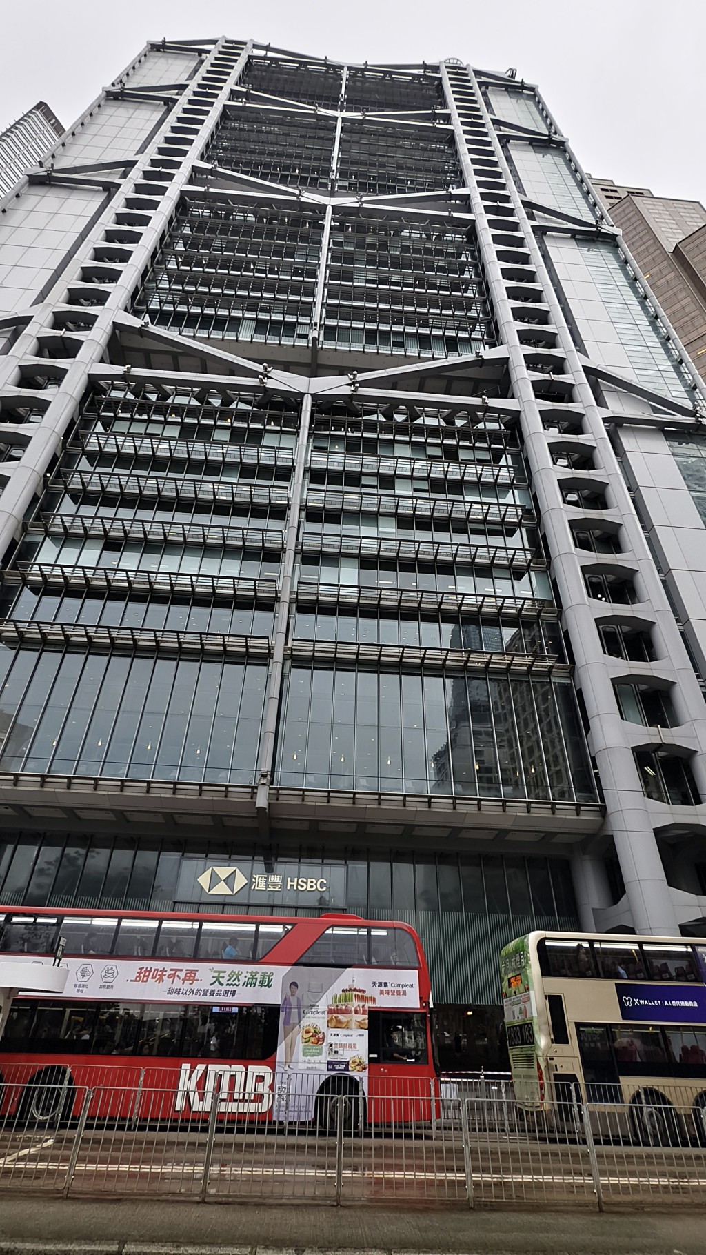匯豐銀行總部因有懸垂物需封鎖一段路面。徐裕民攝 匯豐銀行總部因有懸垂物需封鎖一段路面。徐裕民攝
