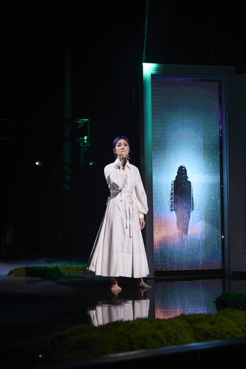 千嬅以赤腳演繹配合效果，舞台上還有兩個楊千嬅出現。