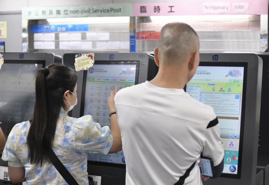 求職者努力地尋找合適的工作。何君健攝 求職者努力地尋找合適的工作。何君健攝