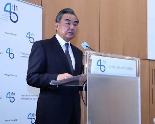 王毅在法國國際關係研究院發表演講。(新華社圖片)