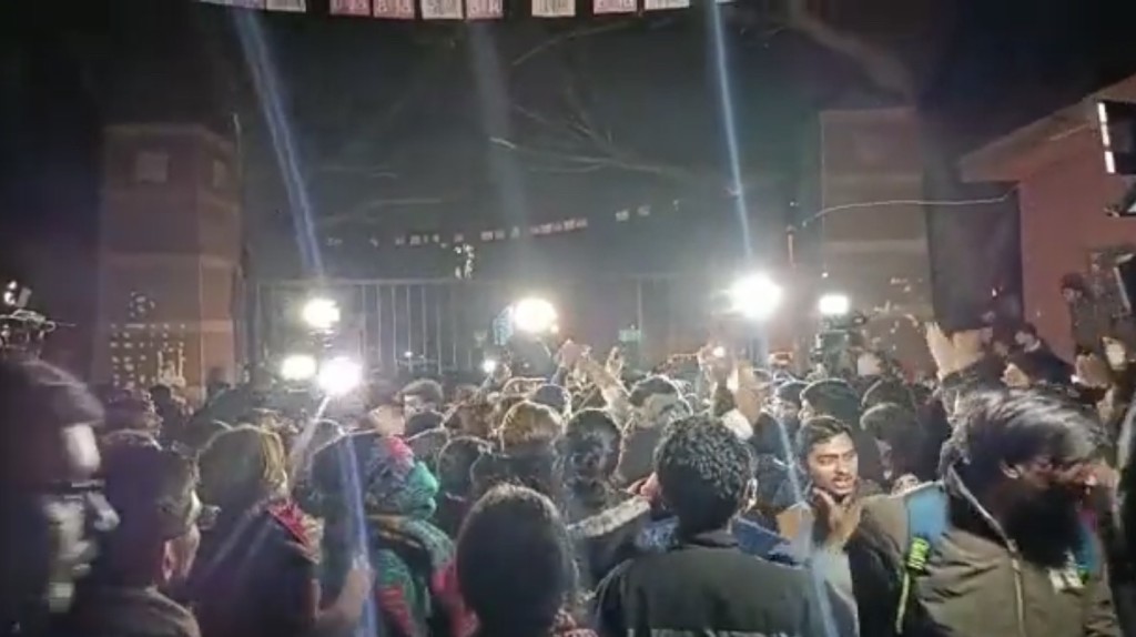 尼赫魯大學學生聚集在校園正門，抗議校方斷電阻止放映會。 網上圖片