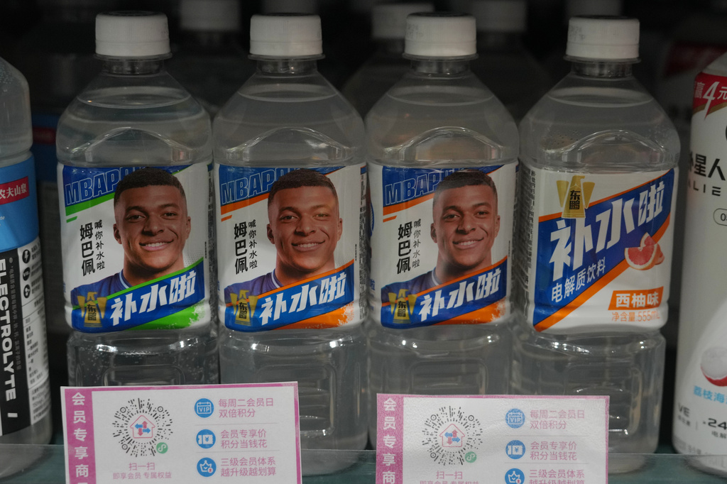 东鹏饮料瓶身上印有麦巴比的肖像相信将会下架。 美联社 东鹏饮料瓶身上印有麦巴比的肖像相信将会下架。 美联社