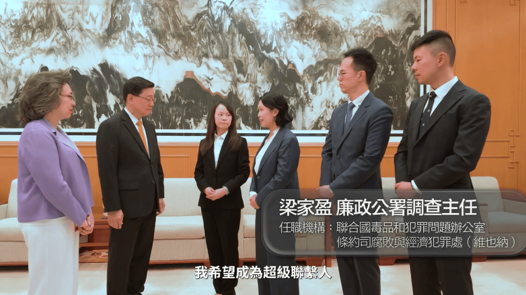 李家超與幾位即將啟程的青年同事交流,他們來自政府不同職系。 李家超與幾位即將啟程的青年同事交流,他們來自政府不同職系。