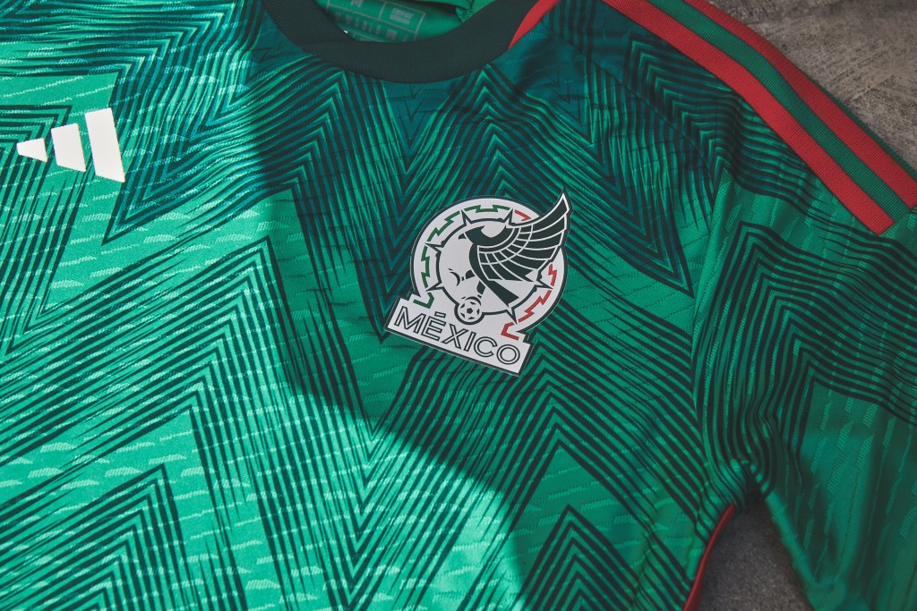 １０）墨西哥 / 主場球衣： 墨西哥主場球衣上印有羽毛頭飾，靈感來自當地文化中的羽蛇神（Quetzalcoatl），象徵著精神與毅力的召喚，後頸處亦印有羽蛇神頭像，象徵著呼喚力量，激勵墨西哥在2022年世界盃戰無不勝。Adidas圖片