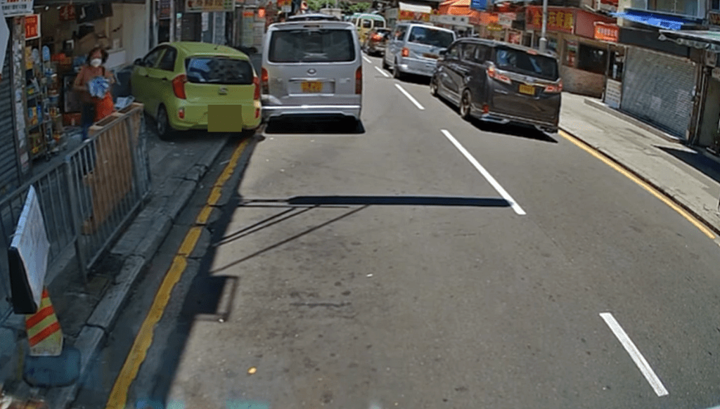 私家车撞到食品店玻璃停下。fb：车cam L（香港群组）