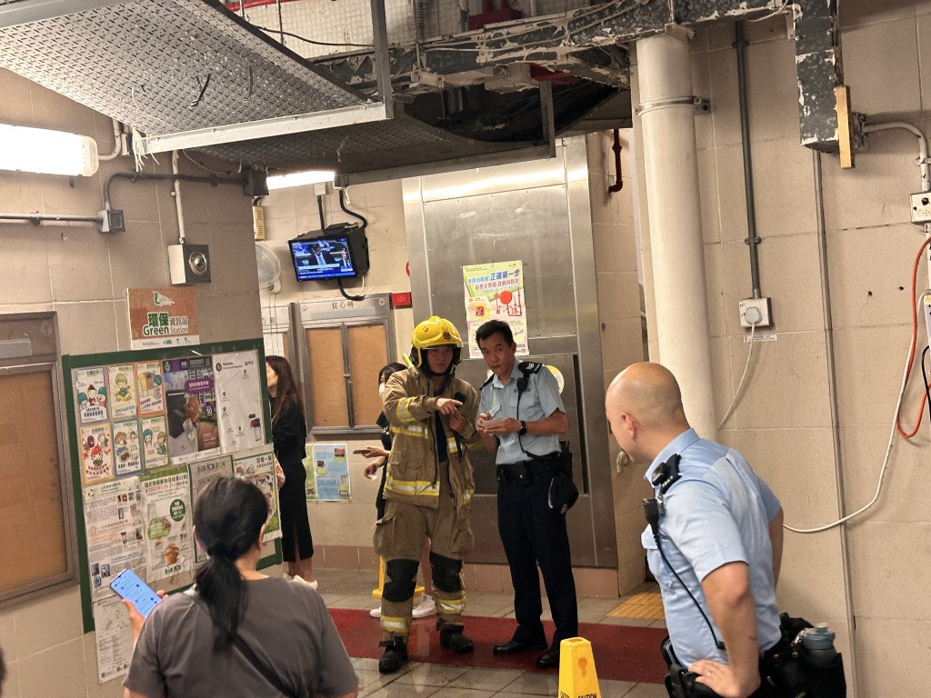 警及消防在大厦内调查。