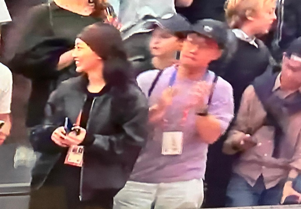 康堤及父親陳奕迅坐在觀眾席第一排力撐Coleman。直播截圖 康堤及父親陳奕迅坐在觀眾席第一排力撐Coleman。直播截圖